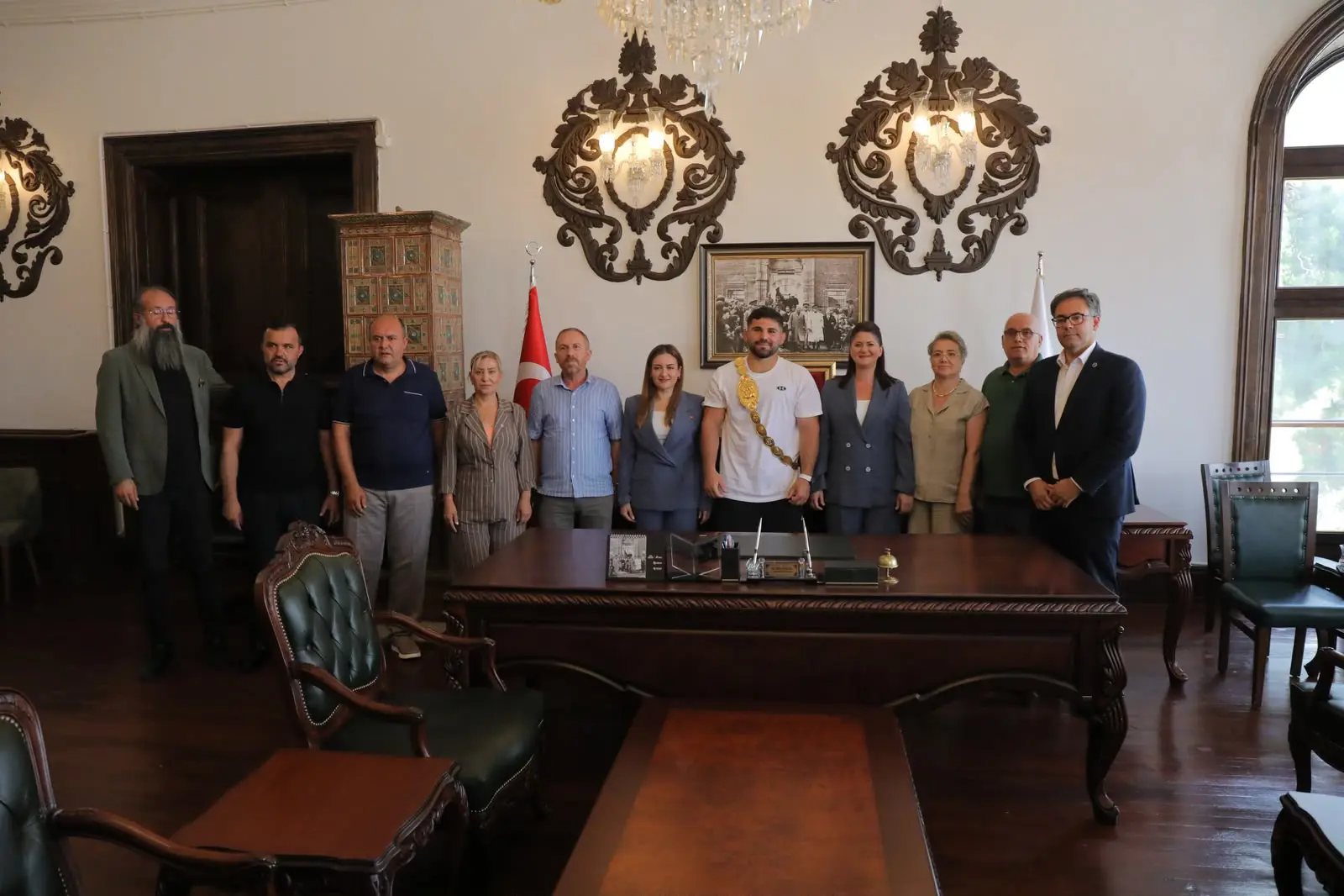 BAŞKAN FİLİZ GENCAN, 665. KIRKPINAR BAŞPEHLİVANI ERKAN TAŞ VE EDİRNELİ PEHLİVANLARI BELEDİYEDE AĞIRLADI galeri görseli